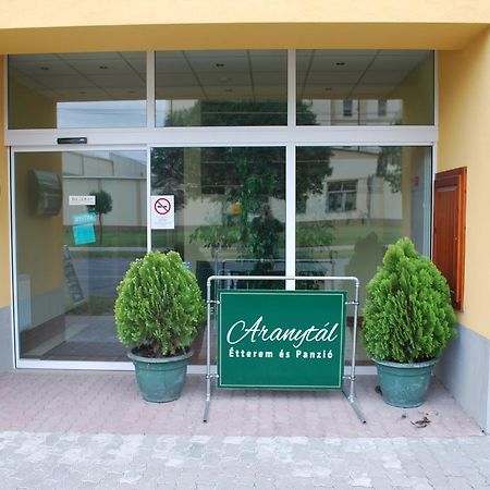 Aranytál Panzió Komárom Exterior foto