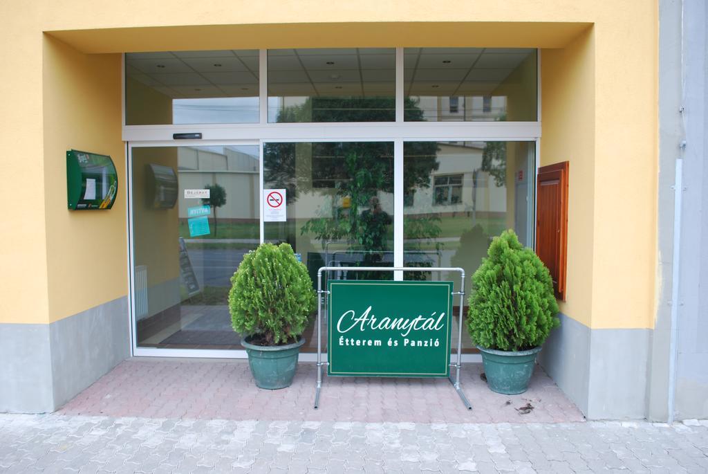 Aranytál Panzió Komárom Exterior foto
