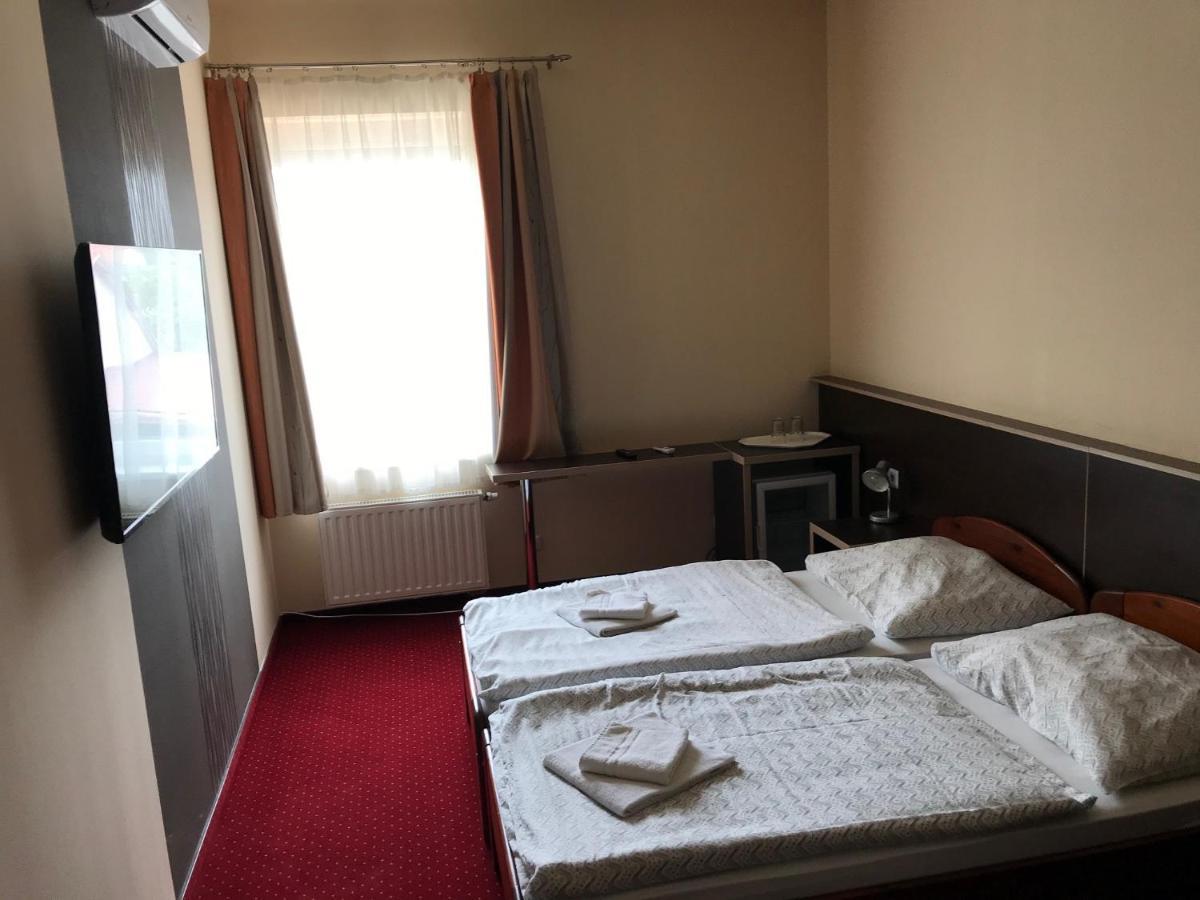 Aranytál Panzió Komárom Exterior foto